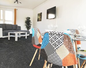 Comfort appartement | Woonruimte | Een 35-inch smart-tv met digitale zenders en televisie