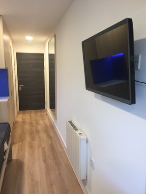 Interior - Modern Studio Apartment with spacious Workspace (Winchester)