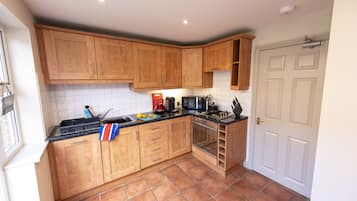 Family House | Private kitchen | Full-sized fridge, microwave, oven, stovetop