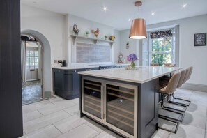 Huis (5 Bedrooms) | Privékeuken | Een oven, een kookplaat, een vaatwasser, een espressoapparaat