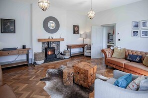 70-inch Smart TV with digital channels, TV, fireplace - Cilrhiw Country House - Narberth (Narberth)