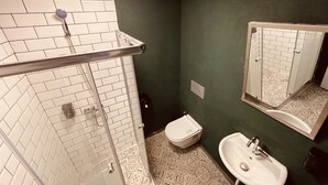 Shower, rainfall showerhead, hair dryer, bathrobes - OTTO CITY Premium Suites (Ankara)