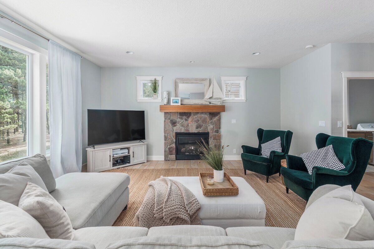 Una televisión, una chimenea, una mesa de tenis de mesa