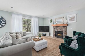 TV, fireplace