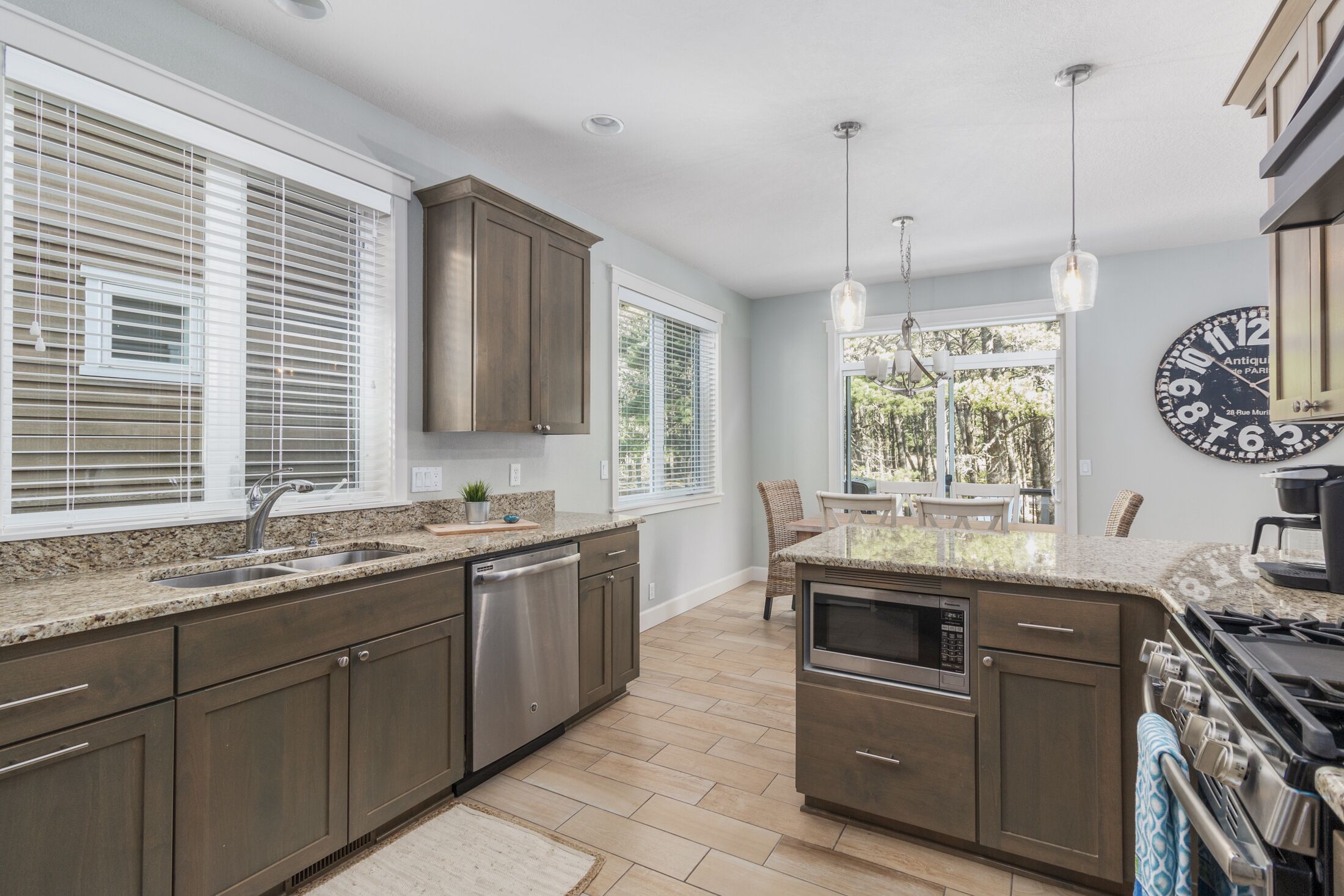 Micro-ondes, four, plaque de cuisson, lave-vaisselle