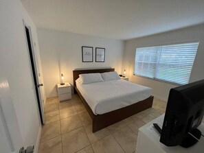 1 habitación, tabla de planchar con plancha y cuna de viaje 