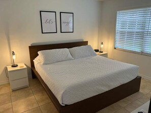 1 habitación, tabla de planchar con plancha y cuna de viaje 