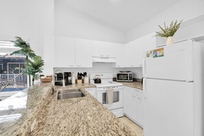 Fridge, microwave, oven, stovetop - 340D - Boca Retreat w/ Pool, Parking, Near Evert Tennis & Shops (Boca Raton)