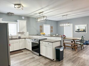 Refrigerador, microondas, horno y parrilla de estufa 