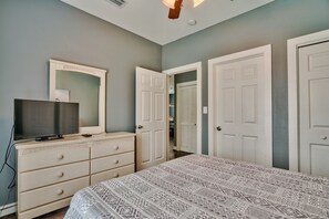 6 Schlafzimmer, Schreibtisch, Bügeleisen/Bügelbrett, Reisekinderbett