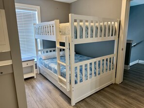 6 bedrooms, desk, iron/ironing board, free WiFi