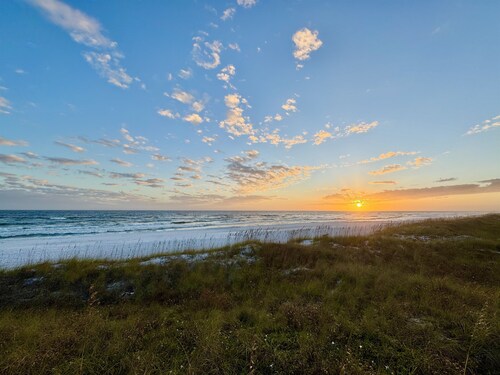 Private Pool (Heat included), Walk to Beack+Dining+Bars, Large kitchen/dining