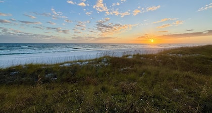 Private Pool (Heat included), Walk to Beack+Dining+Bars, Large kitchen/dining