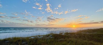 Private Pool (Heat included), Walk to Beack+Dining+Bars, Large kitchen/dining