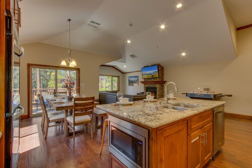 AC, Custom Bunks, Bubble Hockey, Sauna, Walk to Heavenly/ Lake, Grill – Tahoe Woods Paradise