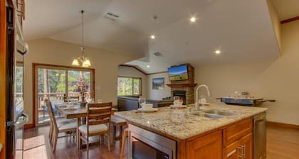 AC, Custom Bunks, Bubble Hockey, Sauna, Walk to Heavenly/ Lake, Grill – Tahoe Woods Paradise