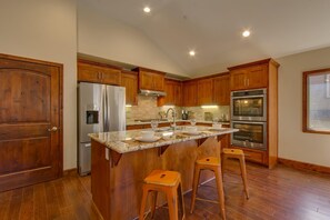 ثلاجة، ميكروويف، فرن، موقد طهي مسطح