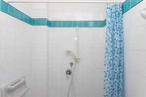 Douche, bidet, serviettes fournies