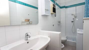 Shower, bidet, towels