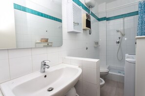 Shower, bidet, towels - S232 - Sirolo, delightful two-room apartment with terrace (Sirolo)