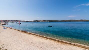 بالقرب من الشاطئ