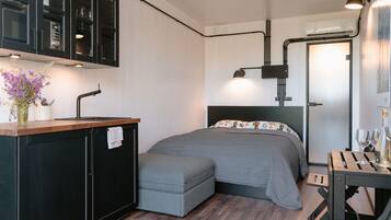 1 habitación, escritorio, wifi gratis y ropa de cama