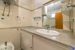 Een douche, een bidet, handdoeken