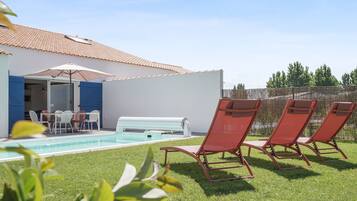 Seasonal outdoor pool, sun loungers