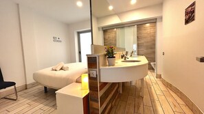 2 habitaciones, escritorio, tabla de planchar con plancha y wifi gratis 