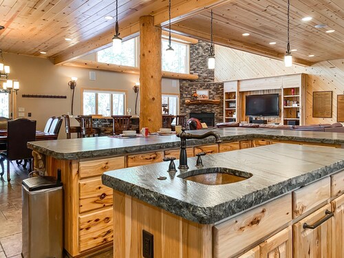 Copper Elk Manor | Luxury Cabin on Forest Border