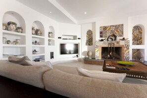 Flat-screen TV, fireplace, DVD player
