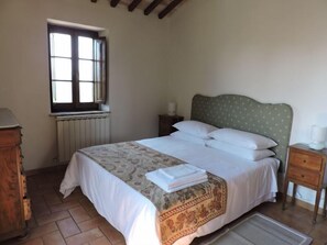 2 bedrooms, iron/ironing board, WiFi
