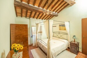 4 bedrooms, iron/ironing board, WiFi, wheelchair access