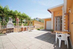 Outdoor dining - Studio Anica with terrace and grill (Baška)