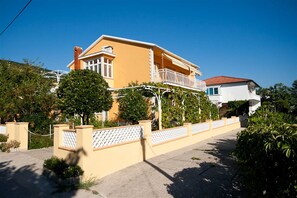 Exterior - Studio Anica with terrace and grill (Baška)