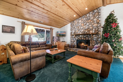Hot Tub! Cute Log Cabin! Incredible Game Room and Outdoor Fire pit!