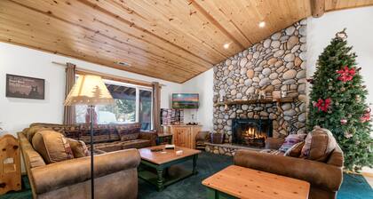 Hot Tub! Cute Log Cabin! Incredible Game Room and Outdoor Fire pit!