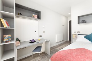 Classic Apartment | 4 bedrooms, desk, laptop workspace, free WiFi - (Galway)