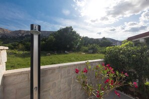 Property grounds - Rosmarino - Apartment with terrace, mountain view and barbecue (Baška)