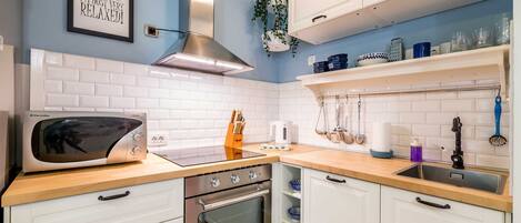 Kühlschrank, Mikrowelle, Ofen, Herdplatte