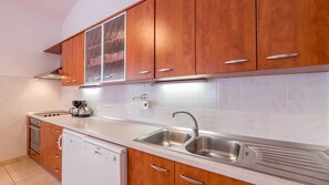 Jääkaappi, uuni, liesi, astianpesukone