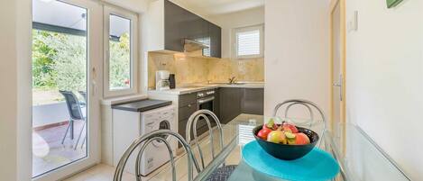 Fridge, oven, stovetop, dishwasher