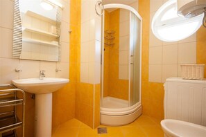 Douche, sĂšche-cheveux, bidet, serviettes fournies
