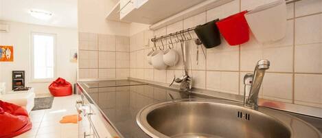 Fridge, oven, stovetop, coffee/tea maker