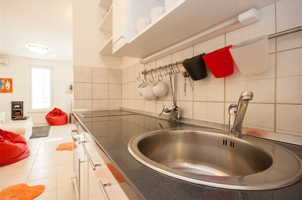 Fridge, oven, stovetop, coffee/tea maker