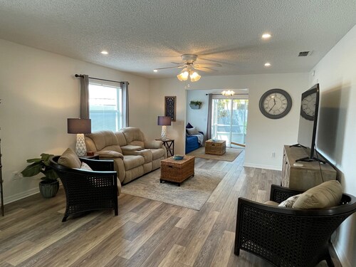 BEAUTIFULLY Decorated Dog Friendly Home GAS GOLF CART & GAS BBQ