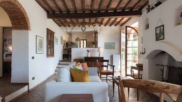 TV, lettore DVD, libri, impianto stereo