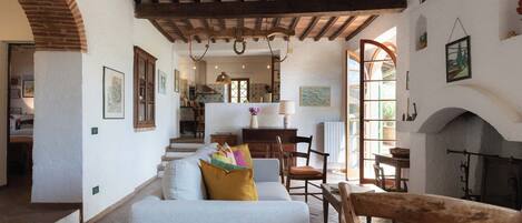 TV, DVD player, books, stereo