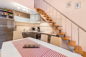 Kühlschrank, Mikrowelle, Ofen, Herdplatte