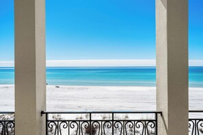Na praia, espreguiçadeiras, guarda-sóis, toalhas de praia
